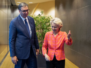Vučić na radnoj večeri sa fon der Lajen i Koštom