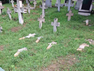 Polupani spomenici na groblju u Zenici čekaju pravdu i novac