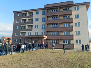 Уручивањем кључева за 37 породица, затворени колективни центри