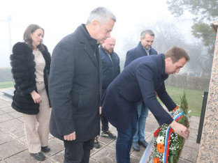 Selak položio vijenac na spomenik stradalim Srbima u Drakuliću