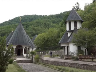 Млади и стари заједно у ходочашћу до манастира Сасе