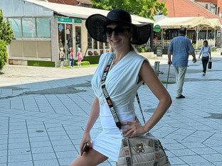 Bivša "Modelsica" i narodna poslanica prodaje fotografije na sajtu za odrasle