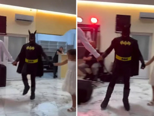 Pogledajte kako Betmen igra užičko kolo (VIDEO)