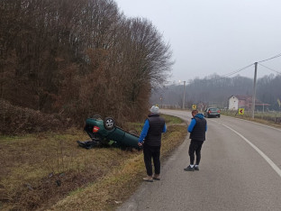 Poledica izazvala udes kod Banjaluke, automobil na krovu