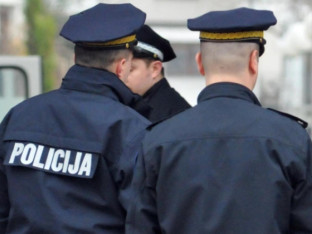 Pijani muškarci napali policajca