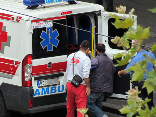 Muškarac povrijeđen u sudaru sa prikolicom koja se otkačila sa kamiona