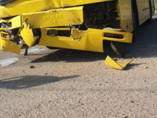 U sudaru kamiona i autobusa dvije osobe povrijeđene