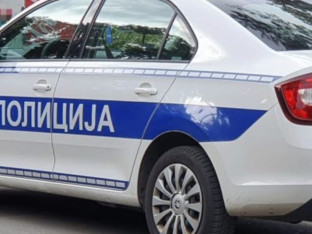 Automobil pun migranta sletio sa puta