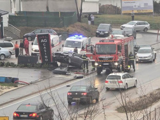 Troje povrijeđenih, automobil oborio reklamnu konstrukciju