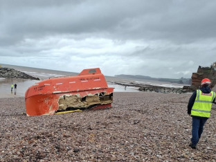 Misteriozni brod isplivao na plaži