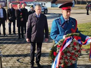 Положени вијенци и цвијеће жртвама добојског логора