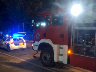 Požar kod Srednjoškolskog centra u Gacku, vatrogasci spriječili veliku štetu (VIDEO)