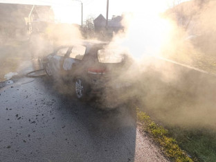U  Banjaluci gorjela dva automobila i vikendica (FOTO)