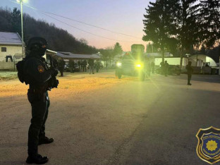 Policija u migrantskom kampu, nađena droga i sumnjive osobe