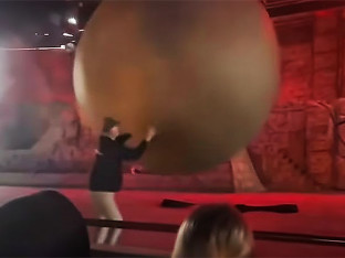 Diznijev radnik zaustavio rekvizit od 180 kilograma koji se kotrljao prema publici (VIDEO)