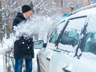 Četiri savjeta za bezbijedno uklanjanje leda i snijega sa automobila