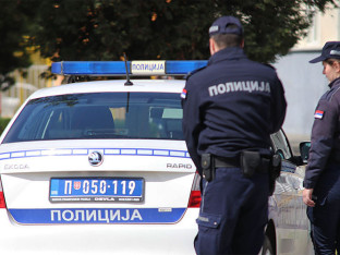 Vozio 130 gdje je ograničenje 50 km/h - bez dozvole, pojasa i sa djetetom na zadnjem sjedištu