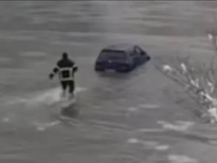 Ватрогасац Раде извукао заглављени аутомобил из Дрине (ВИДЕО)