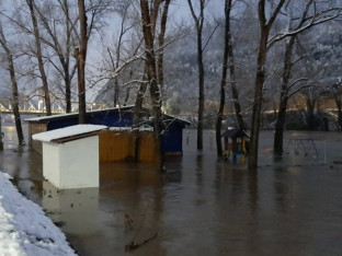 Вода угрожава куће у Каракају, проток у Зворнику 2200 кубика