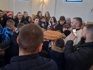 Трново: Ломљење чеснице као нова божићна традиција