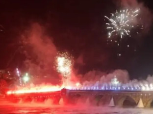 Вишеградски мост у бојама српске тробојке (ВИДЕО)