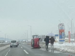 Nezgoda na brzoj cesti Banjaluka–Laktaši, automobil završio na boku