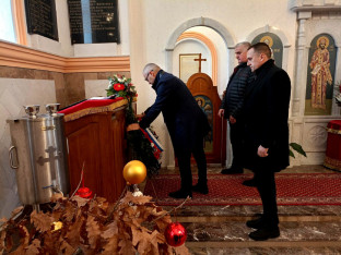 Parastos i vijenci u Spomen-hramu na Vučijaku