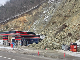 Настављено обрушавање камења код бензинске пумпе у Зворнику