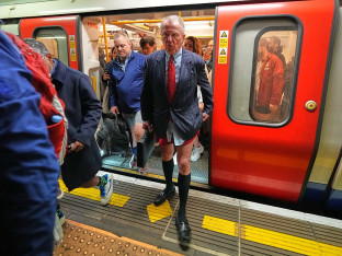 Stotine ljudi se u donjem vešu vozile londonskim metroom