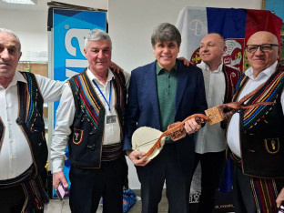 Роду Благојевићу уручене гусле (ФОТО)