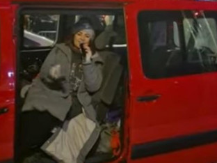 Ana Bekuta pjevala iz kombija (VIDEO)