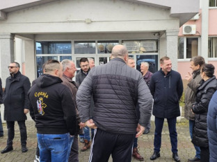 Становници Угљевика протестују због клизишта, сукоб са директором РиТе Угљевик