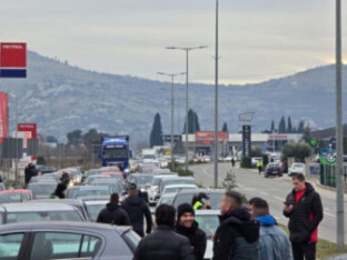 Blokirano više kružnih tokova i saobraćajnica