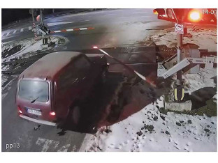 Rampu na pružnom prelazu oštetio pijani vozač bez vozačke dozvole (VIDEO)
