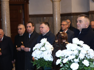 Minić i ministri položili zakletvu u hramu (FOTO)