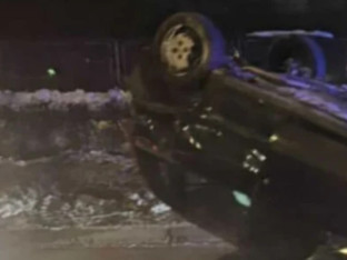 Teška saobraćajna nesreća, automobil završio na krovu
