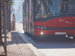 Žena pala pod autobus na stajalištu