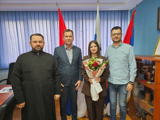 Награда побједници пливања за Часни крст