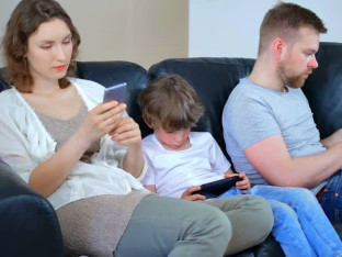 Екрани замијенили родитеље и тете