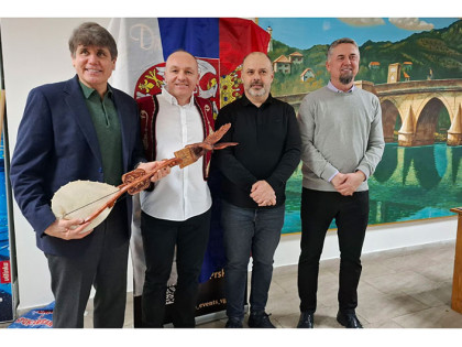 Роду Благојевићу уручене гусле