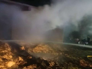 Požar u hangaru za sijeno u Zupcima gasi 30 ljudi
