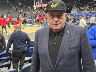 Dodik na NBA utakmici, slikao se sa srpskim reprezentativcem