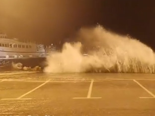 Potop u Dalmaciji – olujni jugo digao more za metar (VIDEO)