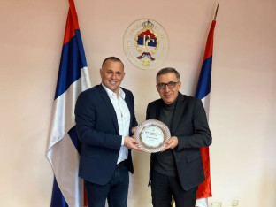 Predstavništvu Republike Srpske plaketa za podršku trci Beograd - Banjaluka