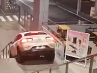 Uhapšen vozač koji je autom sišao niz stepenice na "Tržnici"