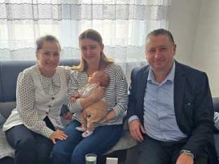 Мали Василије прворођени у Шамцу 2026: добио златник, родитељи пригодне поклоне