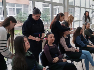 Ученици подржали лијечење Бојане Савић у Бјелорусији