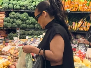 Rijana krompir bira sama