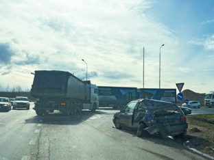 Sudar kamiona i dva automobila na putu Doboj-Derventa