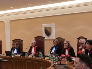 Umjesto Ustava čuvaju strance
